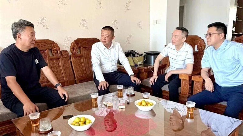 bet69 kèo nhà cái đến thăm đảng viên cựu chiến binh, cán bộ kỳ cựu và đảng viên có hoàn cảnh khó khăn vào đêm trước ngày 1/7