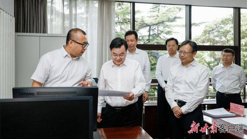Hu Changsheng nhấn mạnh trong cuộc điều tra của Ủy ban Kiểm tra, Giám sát Kỷ luật tỉnh rằng chúng ta nên thiết lập vững chắc triết lý phát triển lấy con người làm trung tâm và tăng cường nỗ lực chống lại các xu hướng không lành mạnh và vấn đề tham nhũng trong quần chúng