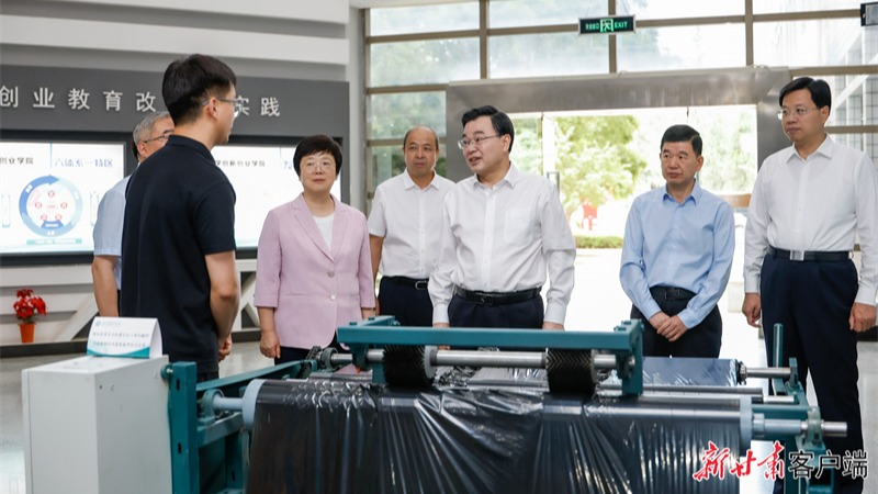 Khi Hu Changsheng đang tiến hành nghiên cứu tại Đại học Nông nghiệp Cam Túc và Đại học Giao thông Lan Châu, ông nhấn mạnh rằng ông nên dành toàn bộ nỗ lực của mình cho việc tuyển dụng những sinh viên tốt nghiệp đại học để đảm bảo tài năng cho việc viết một chương về hiện đại hóa kiểu Trung Quốc ở Cam Túc Shi Moujun đã tham gia