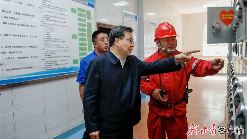 Khi Hu Changsheng đến thăm Mỏ than và điện Yaojie Jinhe của Tập đoàn Cam Túc Nenghua, ông nhấn mạnh rằng chúng ta nên thiết lập và thực hành vững chắc quan điểm đúng đắn về hiệu quả chính trị và kiên quyết bảo vệ an toàn tính mạng và tài sản của người dân