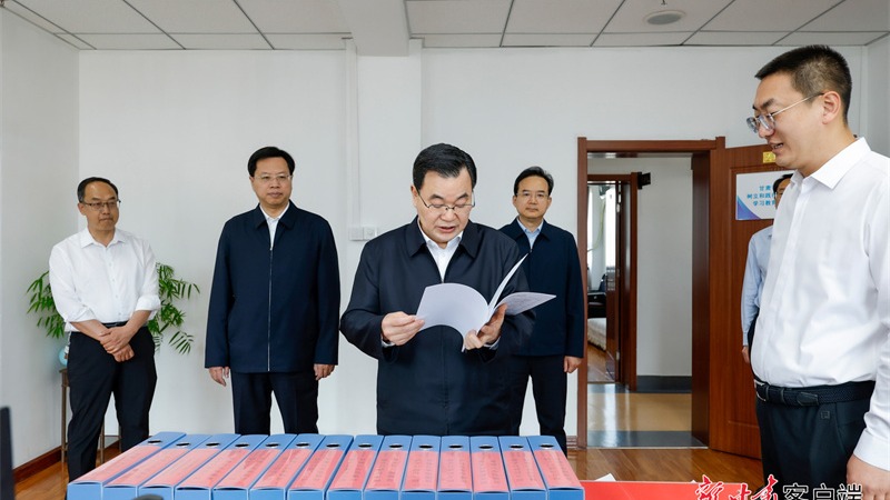 Hu Changsheng nhấn mạnh trong quá trình điều tra của Cục Thống kê tỉnh và Đội khảo sát Cam Túc của Cục Thống kê Quốc gia rằng chúng ta nên ghi nhớ sứ mệnh ban đầu là thực hiện thống kê cho đất nước và nhân dân, đồng thời phát huy đầy đủ chức năng ra quyết định phục vụ cấp ủy và chính quyền