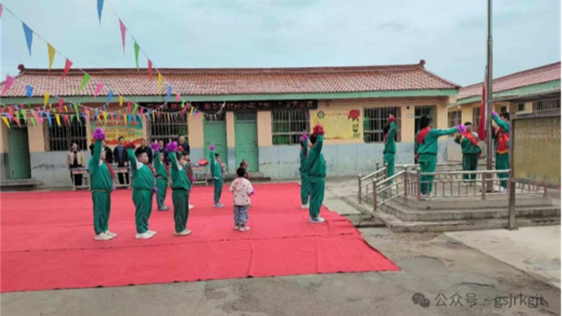 Tình yêu đích thực sưởi ấm trái tim trẻ em và giúp đỡ sự phát triển--Nhóm hỗ trợ làng của bet69 kèo nhà cái đã đến Trường tiểu học Làng Songshu để thực hiện lời chia buồn "ngày 1 tháng 6"